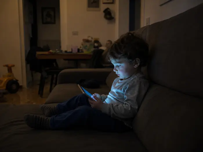 Criança sozinha a olhar para o tablet